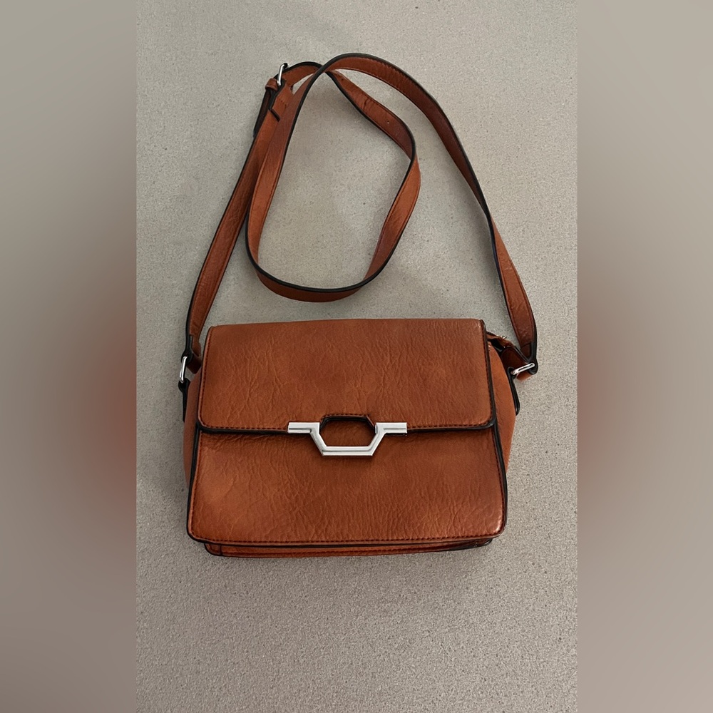 NWOT ISABELLE LEATHER PURSE WITH SHOULDER STRAP